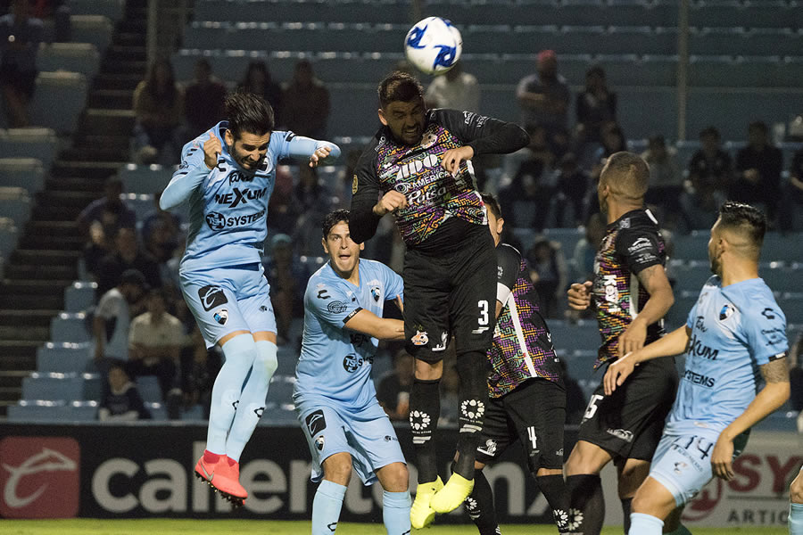 La disputa por el esférico fue férrea por parte de los dos equipos. FOTO: Imago7.