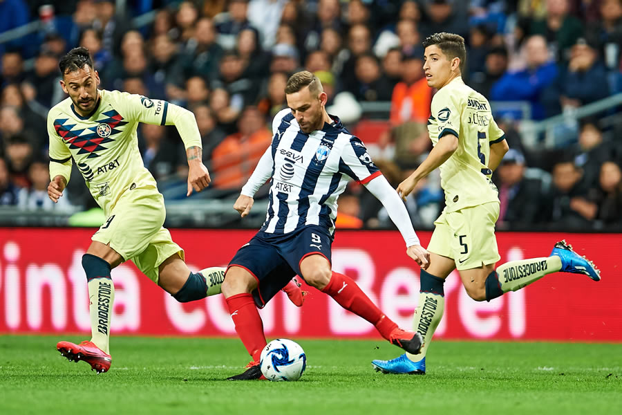 Vincent Janssen manda un servicio ante la marca de dos azulcremas. FOTO: Mexsport.