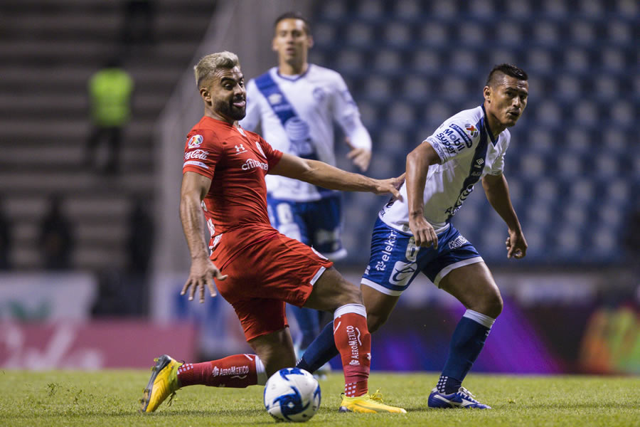 Alexis Canelo disputa el balón ante Osvaldito Martínez. FOTO: Mexsport.
