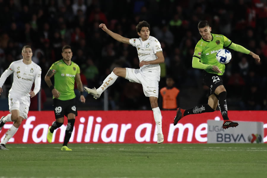 El Charal Orrantia disputa el balón por aire. FOTO: Mexsport.