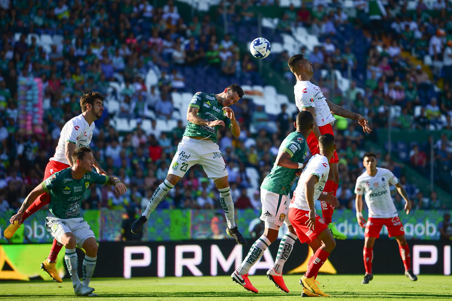 Esmeraldas y necaxistas pelean el balón en el juego aéreo. FOTO: Mexsport.