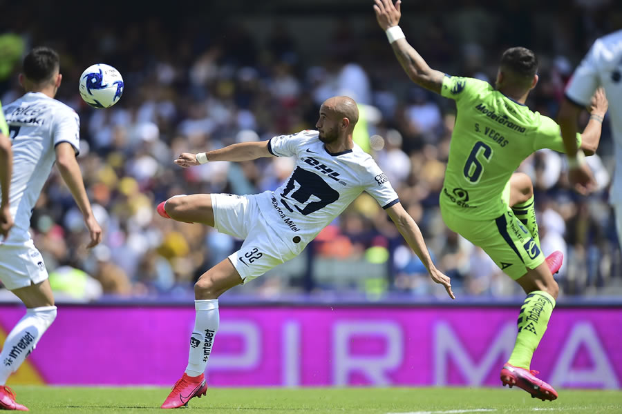 Carlos González intenta un remate ante Morelia. FOTO: Mexsport.