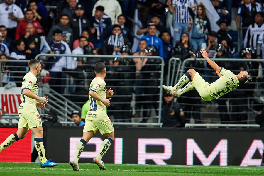 Luis Fuentes festejó con una pirueta su anotación ante Rayados. FOTO: Mexsport.