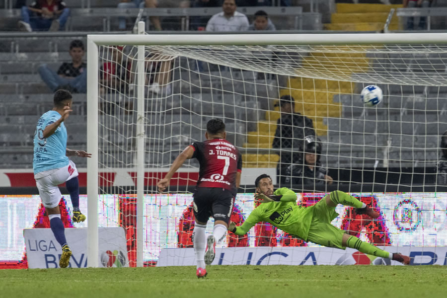 Franco Jara marcó de penalti ante Atlas. FOTO: Mexsport.
