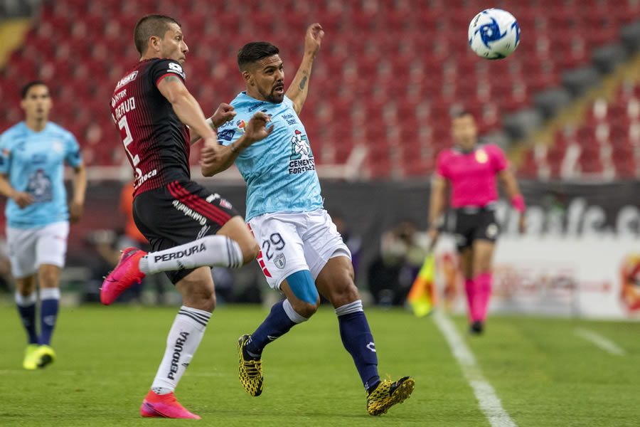 Franco Jara disputa el esférico ante un zaguero rojinegro. FOTO: Mexsport.