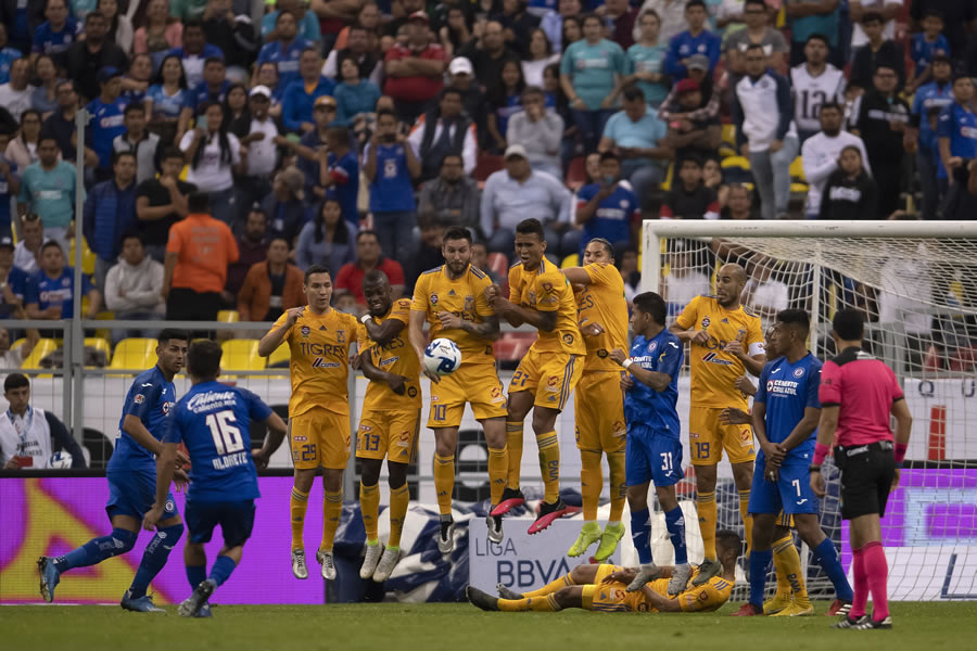 Adrián Aldrete cobra untiro libre ante Tigres. FOTO: Mexsport.