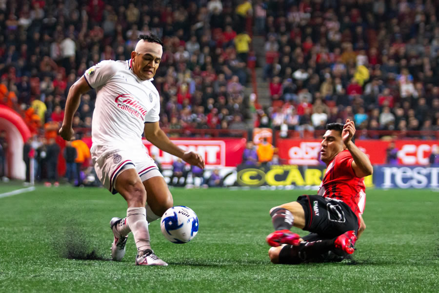 El Chapo Sánchez sufrió una cortada en la cabeza en el duelo ante Xolos. FOTO: Mexsport.