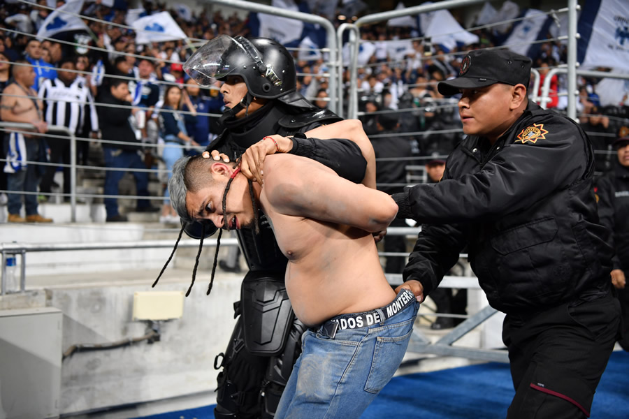 La policía detuvo a algunos rijosos. (Foto: Imago7)