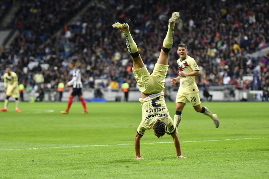 Luis Fuentes celebró con una maroma su anotación. (Foto: Imago7)