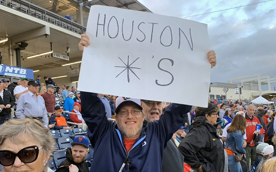 Matthew Sillman fue uno de los aficionados que se presentó con su pancarta. (Foto: @FusaroESPN)