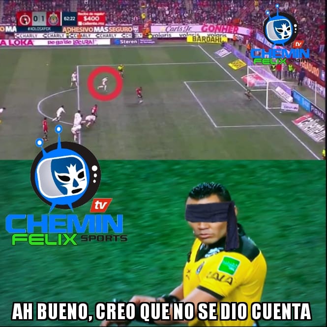¡Arriba las manos! Siempre que juegan las Chivas, el VAR hace de las suyas.