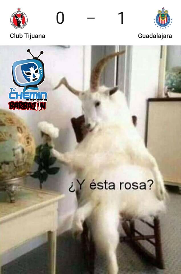 ¡Arriba las manos! Siempre que juegan las Chivas, el VAR hace de las suyas.