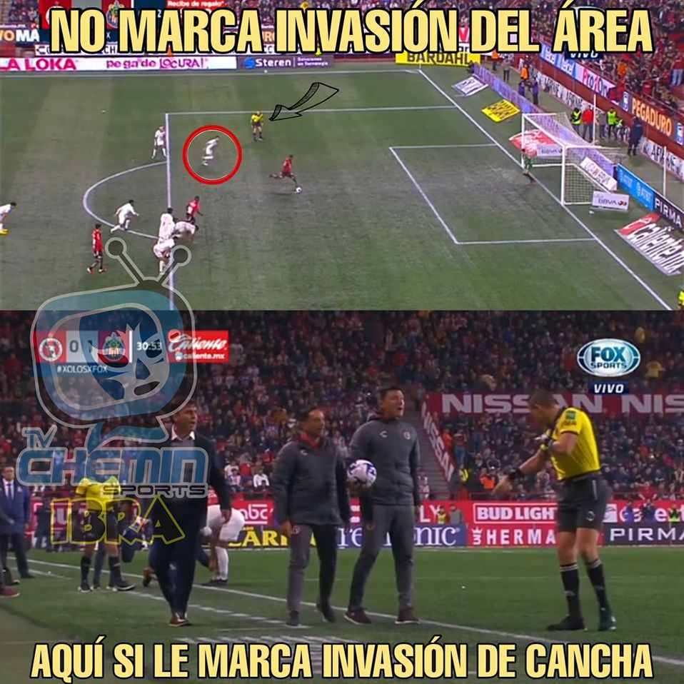 ¡Arriba las manos! Siempre que juegan las Chivas, el VAR hace de las suyas.