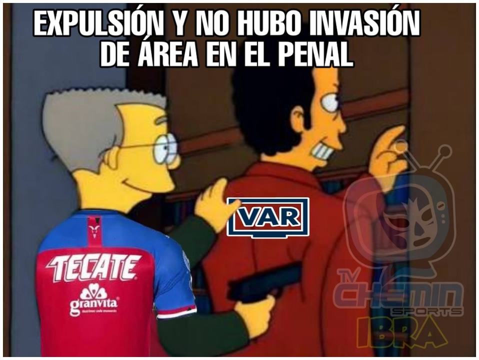 ¡Arriba las manos! Siempre que juegan las Chivas, el VAR hace de las suyas.