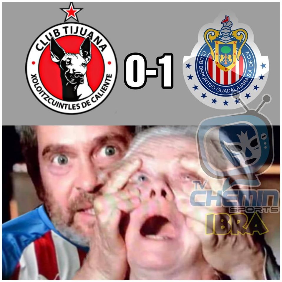 ¡Arriba las manos! Siempre que juegan las Chivas, el VAR hace de las suyas.