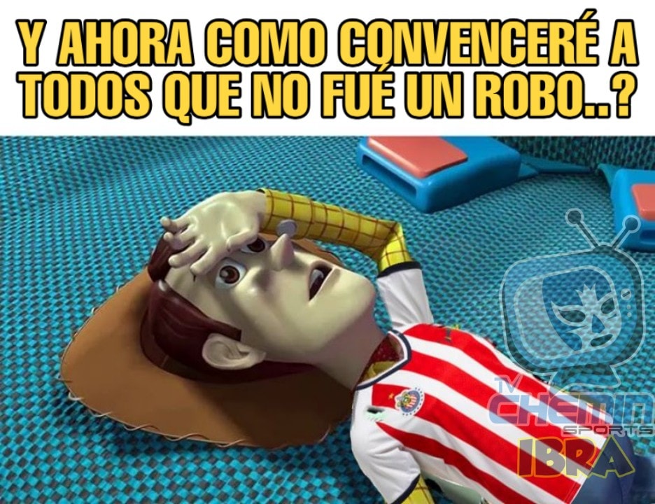 ¡Arriba las manos! Siempre que juegan las Chivas, el VAR hace de las suyas.