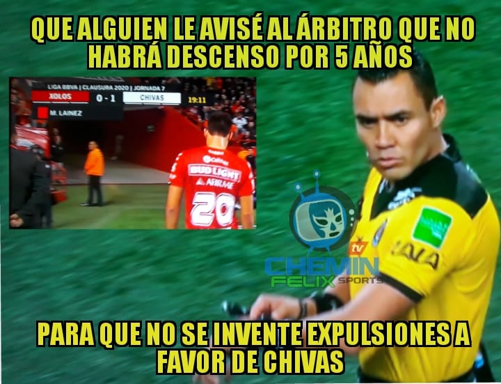 ¡Arriba las manos! Siempre que juegan las Chivas, el VAR hace de las suyas.