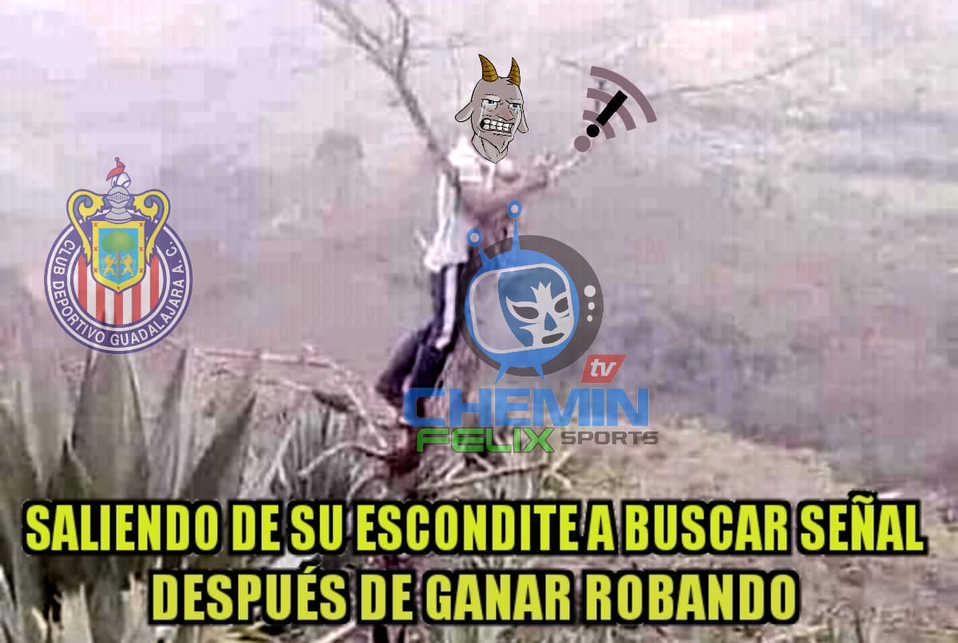 ¡Arriba las manos! Siempre que juegan las Chivas, el VAR hace de las suyas.