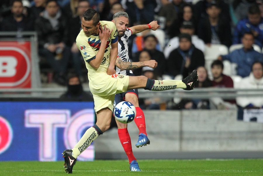 Miguel Layún y Paul Aguilar, ahora como rivales. (Foto: Imago7)