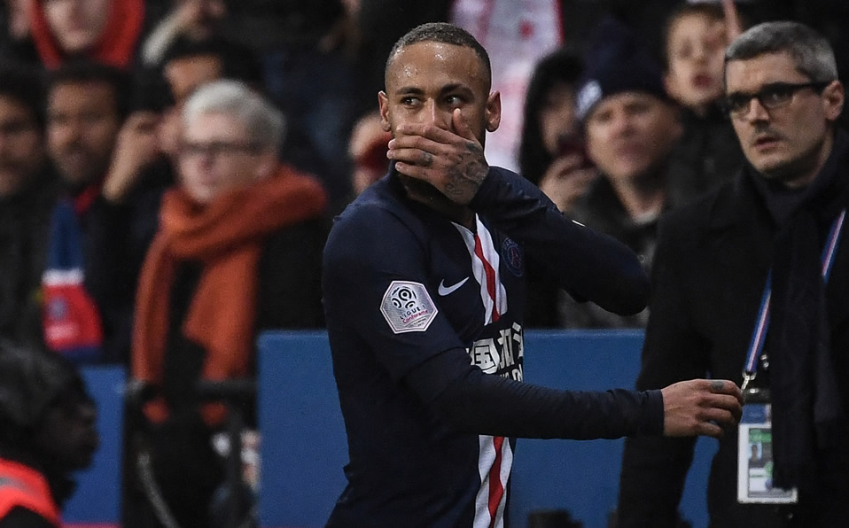 Neymar después de ser expulsado. (Foto: AFP)