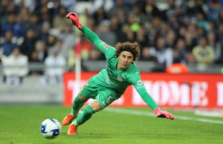Ochoa, atento a la trayectoria del balón. (Foto: Imago7)