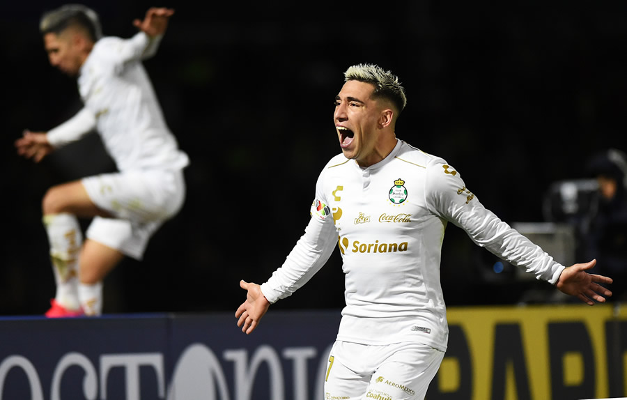 El plantel Santos celebró en grande el 2-1 que llegó gracias a un penalti cobrado por Brian Lozano. (Foto: Imago7)