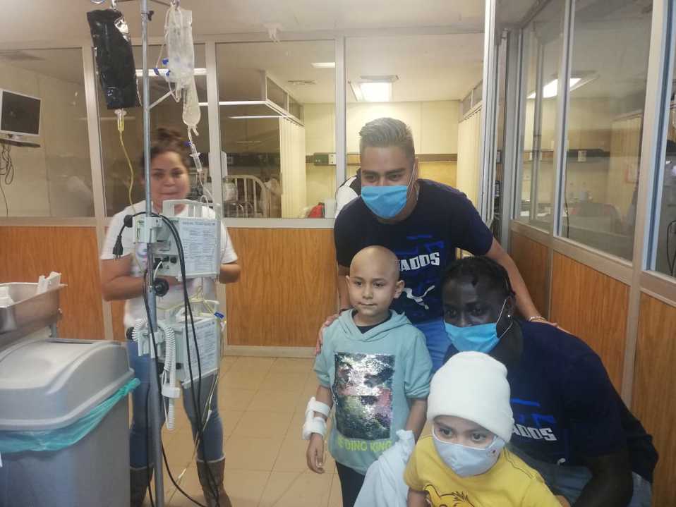 Aké Loba y Edson Gutiérrez fueron dos de los visitantes a la Clínica 25 del IMSS. (Foto: Jessika Méndez)