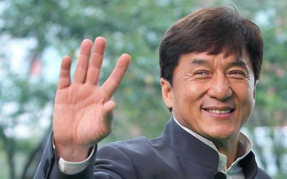 Jackie Chan estaría bajo observación por un posible contagio de coronavirus. Foto: AP