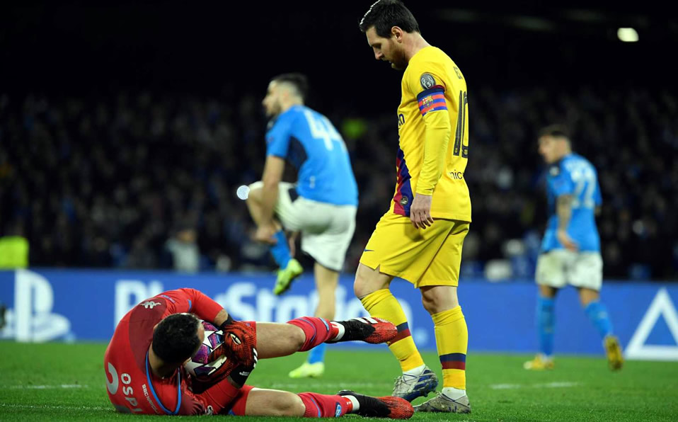 Lionel Messi y David Ospina en el Napoli-Barcelona de la Champions 2020. (AFP)