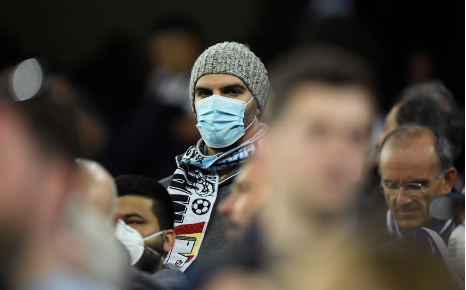 Aficionado del Real Madrid con cubrebocas en el juego ante el Manchester City, de Champions league. Foto: AFP