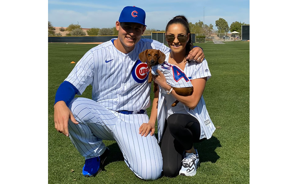 Anthony Rizzo y su esposa posan con su perrito