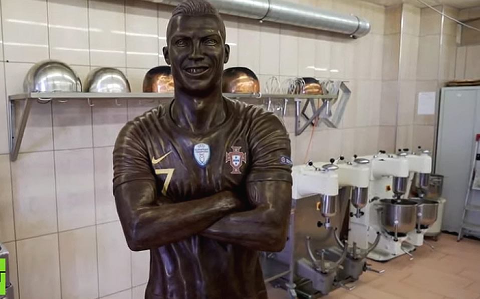 Así quedó terminada la estatua de CR7... lista para comer.