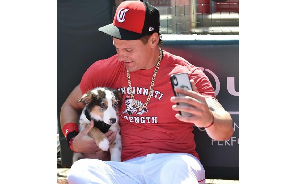 Derek Dietrich feliz con su pequeña mascota