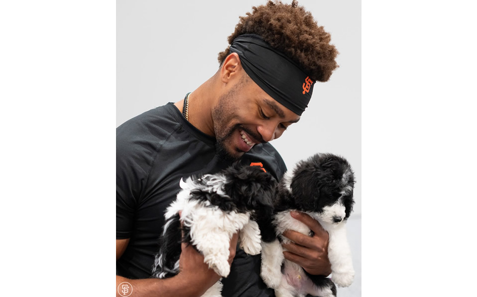 La sonrisa de Jay Davis viendo a sus dos perritos lo dice todo