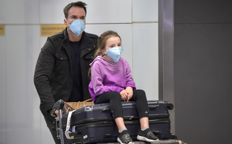Pasajeros en el aeropuerto de Guarulhos, de Sao Paulo, usan cubrebocas para evitar contagio de coronavirus. Foto: AFP