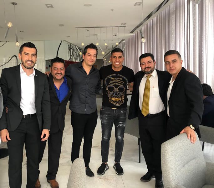 Los directivos de Jaguares Jalisco en la reunión que tuvieron con Carlos Salcido.