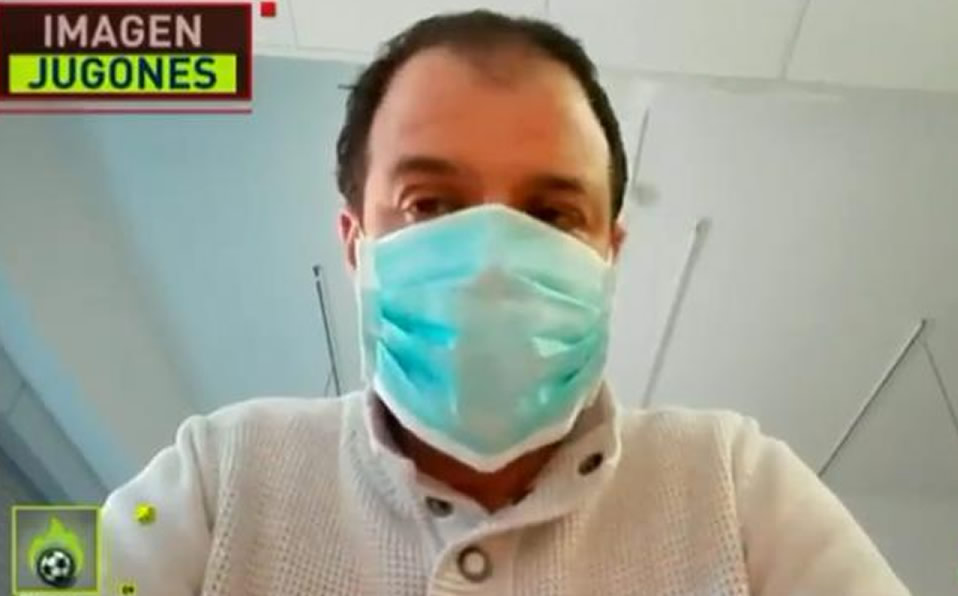 El periodista realizando su enlace con el programa el Chiringuito. (El Chiringuito)