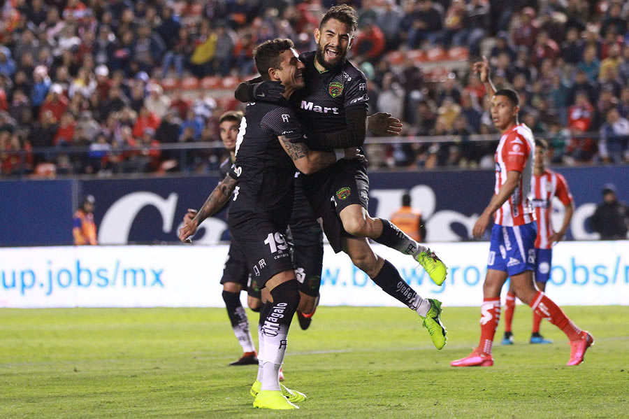 Bruno Romo y Flavio Santos festejan la anotación ante San Luis. FOTO: Imago7.