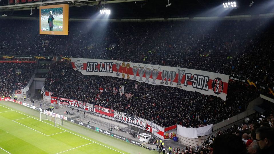 En las gradas del Johan Cruyff Arena, las familias del Getafe vivieron hechos de violencia.