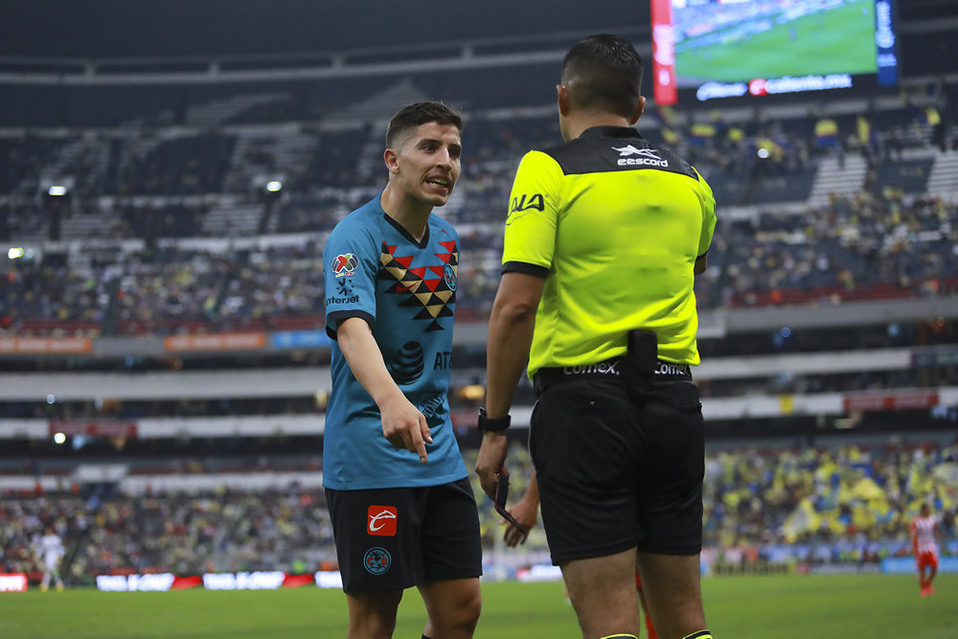El árbitro revisó el VAR y le mostró la roja al argentino
