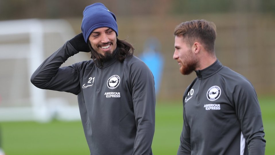 El Galgo Schelotto juega en el Brighton de Inglaterra (Imagen: Twitter)