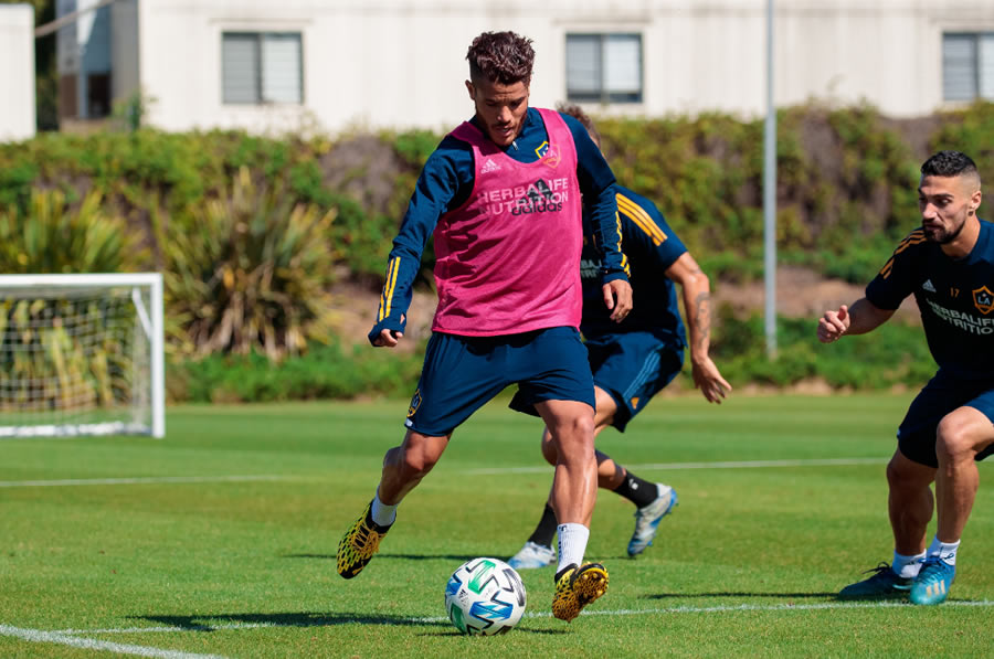 Jonathan dos Santos no logró recuperarse para el duelo ante Houston. FOTO: @LAGalaxy_Es