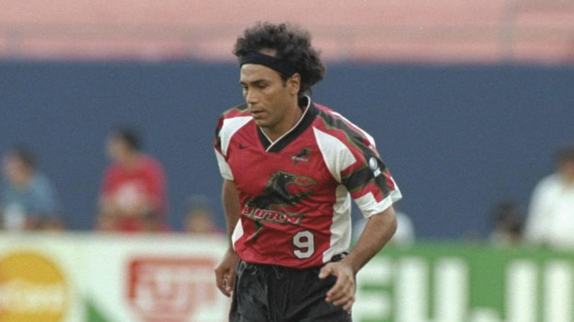 Hugo Sánchez con el Dallas Burn en 1996 (FOTOS: Twitter y MLS)