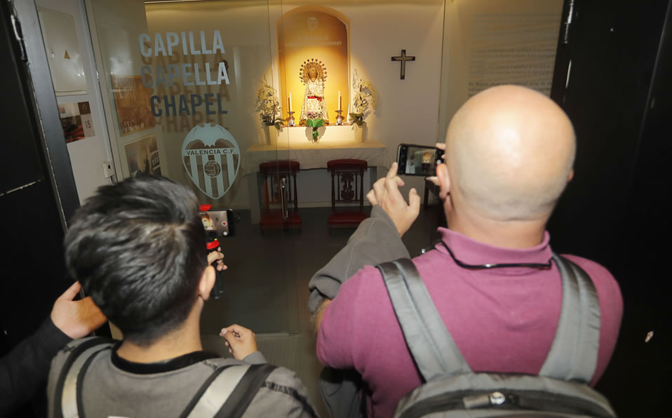 Los medios observaron la capilla donde los futbolistas rezan. (FOTO:LALIGA)