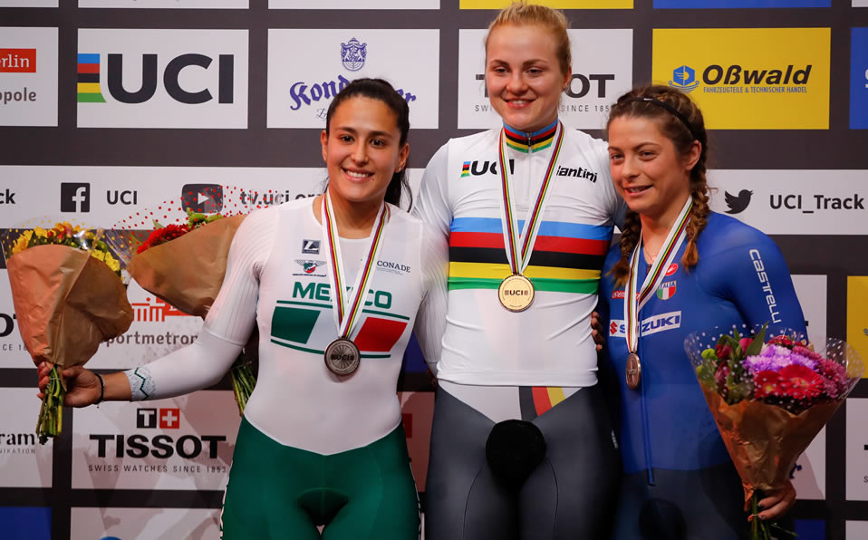 La mexicana Jessica Salazar (izq) juento a la alemana Lea Sophie Friedrich (cen) y laitaliana italiana Miriam Vece (der). Foto: AFP