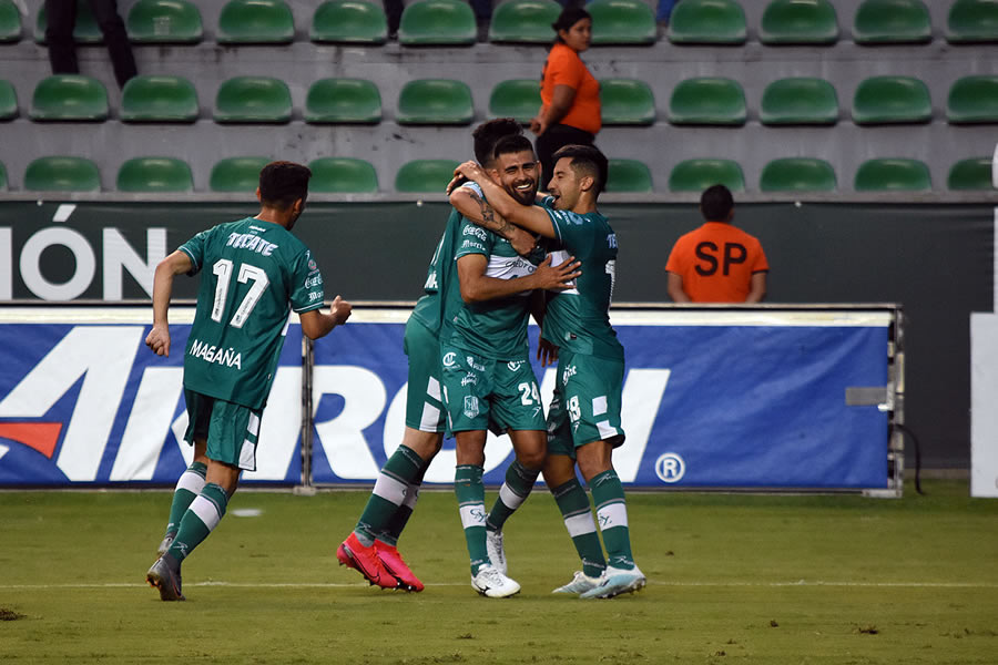 Miguel Basulto es felicitado por su anotación ante los chiapanecos. FOTO: Imago7.