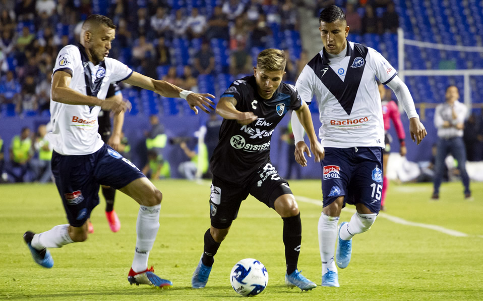 Elson Dias Junior, Kevin Lara y Carlos Camacho, durante el juego de la J6. (Foto: Imago7)