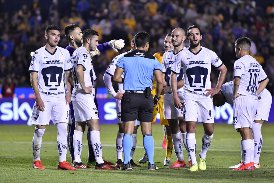 Al finalizar el primer tiempo todo el plantel de Pumas recriminó al árbitro. (Foto: Imago7)