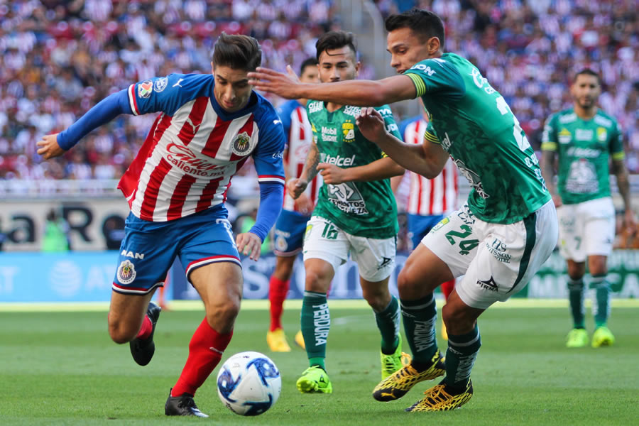 El Cone Brizuela intenta un desborde en el duelo ante La Fiera. FOTO: Imago7.