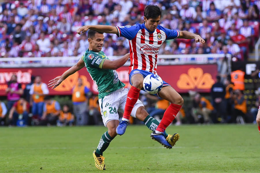 José Juan Macías cubre el esférico ante la marca de un rival. FOTO: Imago7.
